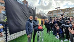 Opening Cruijff Court met rode knop en valdoek