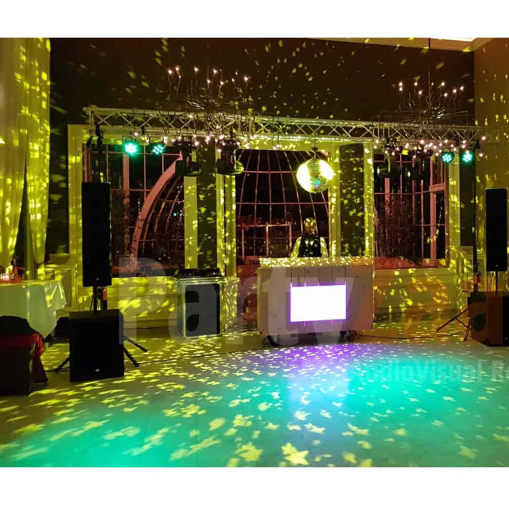 spontaan meditatie pit DJ Booth hout met LED-verlichting huren voor feesten bij PartyZaan